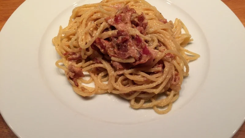 Carbonara bez śmietany – kremowy sos tylko z jajek i sera