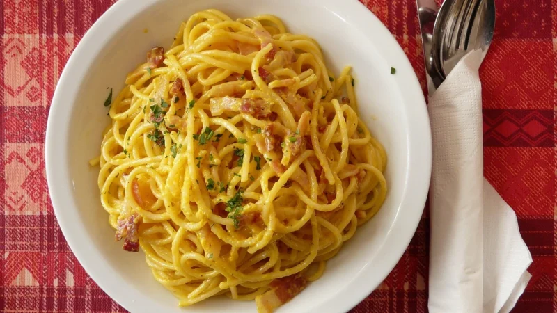 Carbonara – jak zrobić prawdziwą, kremową bez śmietany