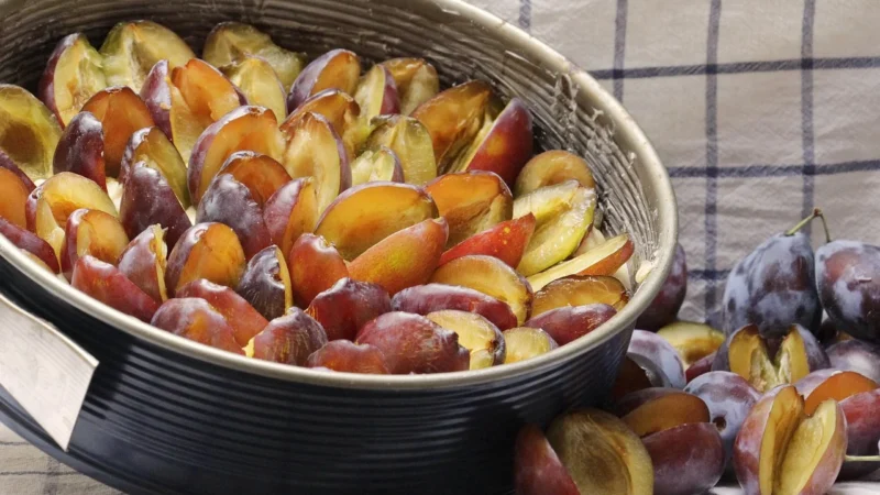 Ciasto drożdżowe ze śliwkami – miękkie i długo świeże
