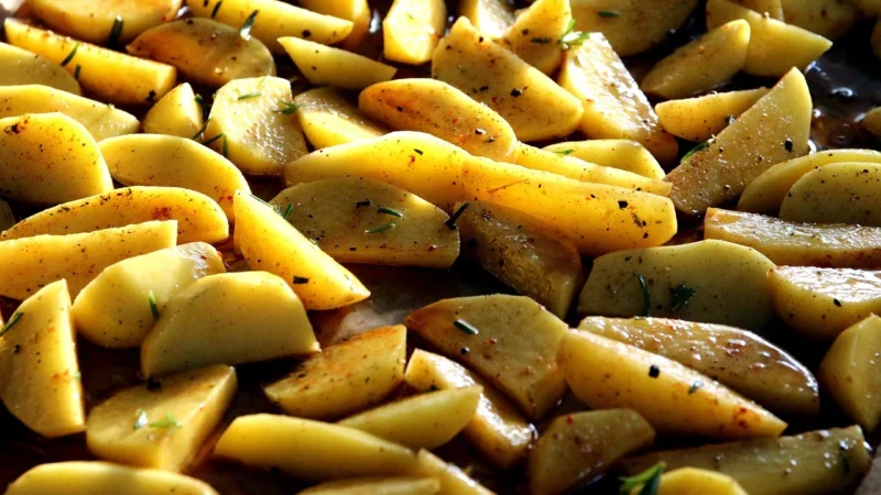 Pieczone ziemniaki – chrupiące łódeczki jak z restauracji