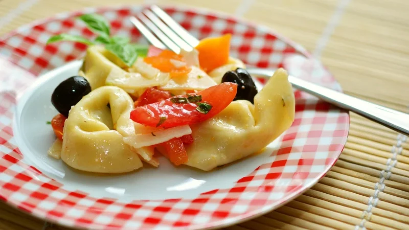 Sałatka z tortellini – pomysł na imprezę i szybki obiad