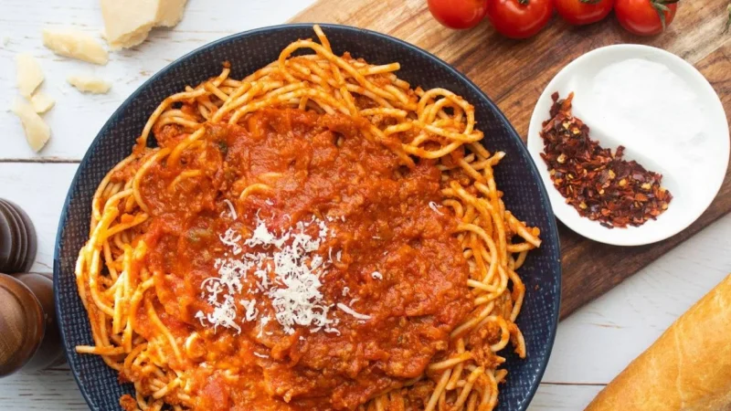 Spaghetti bolognese – długi sos, który robi różnicę